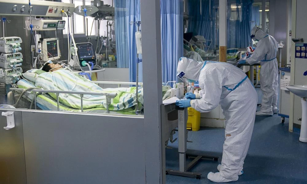 Ένα βήμα πριν από την πανδημία ο κοροναϊός: Εξαπλώνεται με ταχύτατους ρυθμούς εκτός Κίνας